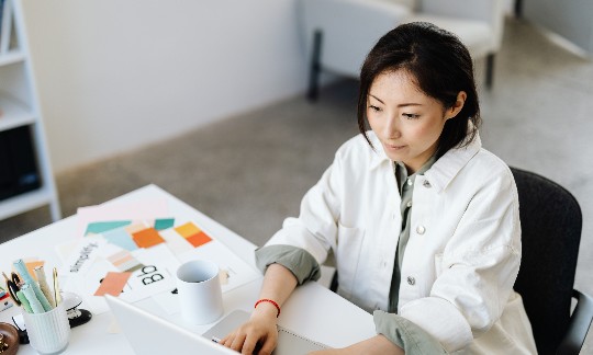 Nhiều người lao động trí óc đang dùng AI như một trợ lý. (Hình: Pexels)
