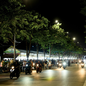 Đông đảo cư dân Dương Nội và các khu vực lân cận tới tham quan, mua sắm đặc sản vùng cao