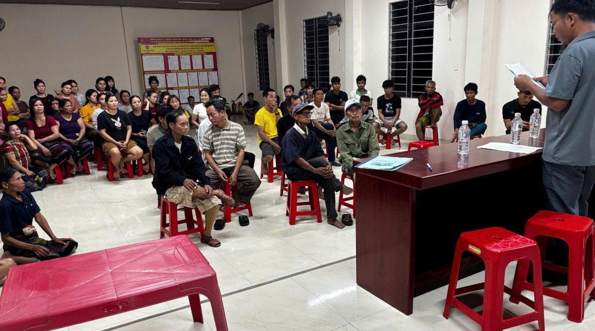 Cán bộ Tổ Công nghệ số cộng đồng xã Lìa hướng dẫn người dân thực hiện thủ tục hành chính trên điện thoại thông minh