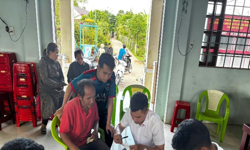 Người dân thực hành đăng nhập VNeID và nộp hồ sơ trực tuyến dưới sự hỗ trợ của Tổ Công nghệ số cộng đồng xã Lìa