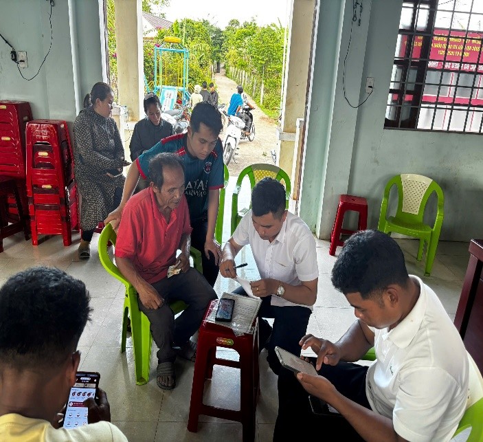 Người dân thực hành đăng nhập VNeID và nộp hồ sơ trực tuyến dưới sự hỗ trợ của Tổ Công nghệ số cộng đồng xã Lìa