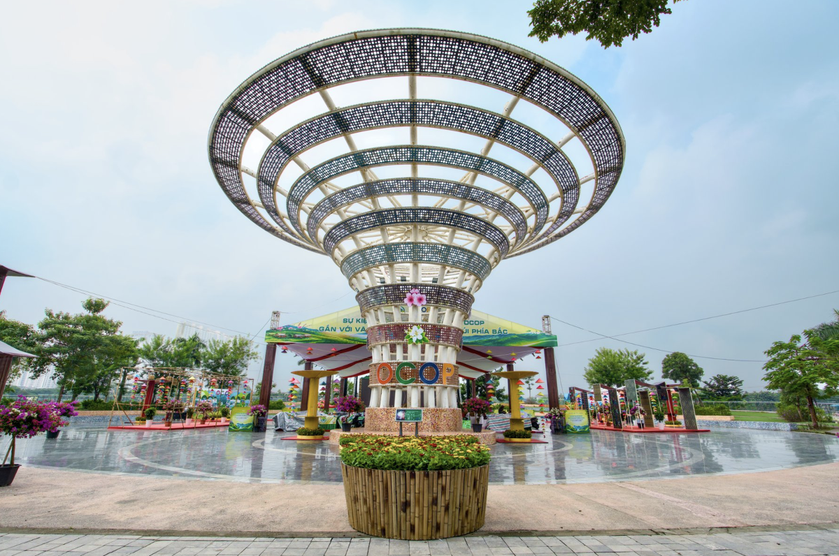 Hội chợ OCOP nổi bật giữa quảng trường Công viên Thiên Văn học