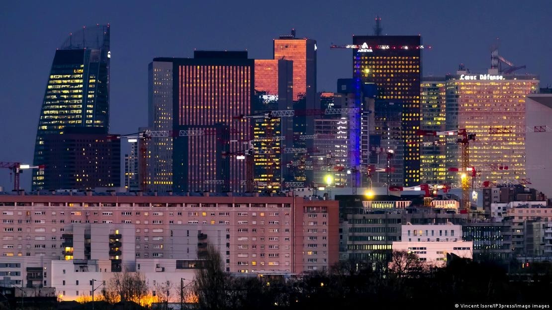 Một số tòa nhà văn phòng tại các khu vực ngoại ô Paris đang được chuyển đổi thành nhà ở giá phải chăng. Ảnh: Vincent Isore/IP3press/imago images.