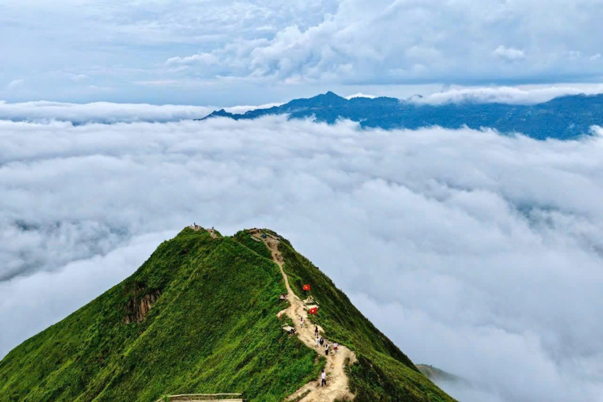 "Sống lưng khủng long" Tà Xùa. Ảnh: Chu Khôi.