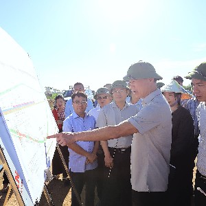 Chủ tịch UBND tỉnh Tô Anh Dũng kiểm tra, chỉ đạo thi công tuyến đường nối thành phố Thanh Hóa (cũ) với Cảng hàng không Thọ Xuân, đoạn từ cầu Nỏ Hẻn đến đường tỉnh 514. Ảnh: Xuân Nghĩa