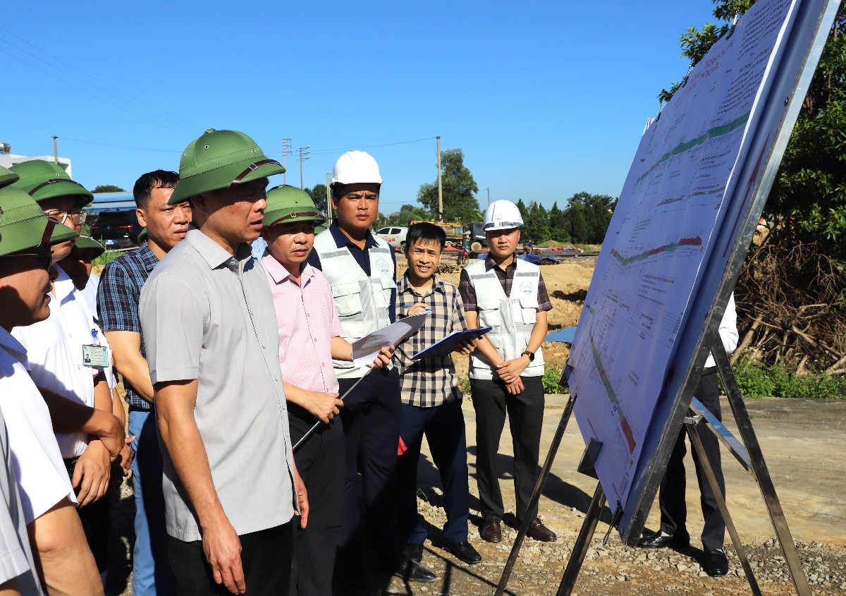 Chủ tịch UBND tỉnh Thanh Hóa Tô Anh Dũng kiểm tra tiến độ thực hiện dự án đường nối TP. Thanh Hoá (cũ) với Cảng hàng không Thọ Xuân, đoạn từ đường tỉnh lộ 514 đến đường vào Cảng hàng không Thọ Xuân. Ảnh: Xuân Nghĩa