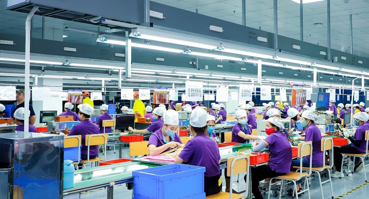 Công nhân làm việc tại Công ty LuxShare ICT ở KCN VSIP Nghệ An. Ảnh: Thành Duy.