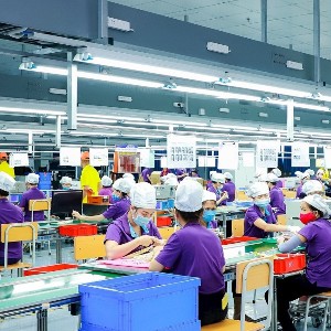Công nhân làm việc tại Công ty LuxShare ICT ở KCN VSIP Nghệ An. Ảnh: Thành Duy.