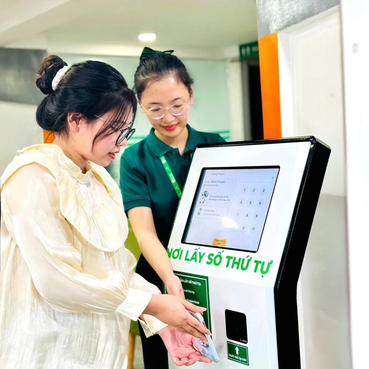 Dư địa lớn để rút ngắn hành trình khám, chữa bệnh nằm ở việc giảm thời gian chờ tại bệnh viện. Ảnh: Bệnh viện Mắt Sài Gòn