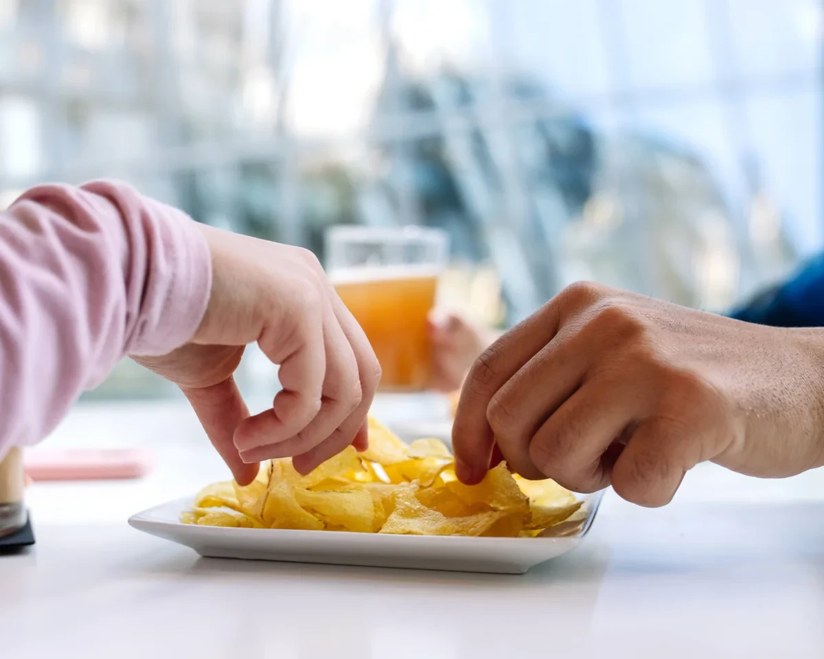 Natri, thành phần chính của muối ăn, được xác định là yếu tố nguy cơ dinh dưỡng gây tử vong nhiều nhất trên thế giới. Ảnh: The Guardian