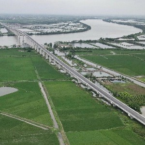 Cầu Văn úc trên tuyến đường bộ ven biển sẽ được nâng cấp thành cao tốc Ninh Bình - Hải Phòng đoạn qua Hải Phòng và 9km trên địa bàn tỉnh Hưng Yên (Thái Bình cũ). Ảnh: ĐH.