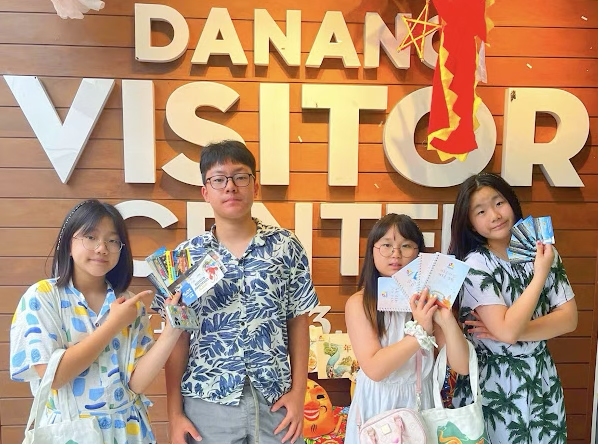 Du khách "nhí" Hàn Quốc thích thú với những tấm Voucher. Ảnh TTXT Du lịch Đà Nẵng.