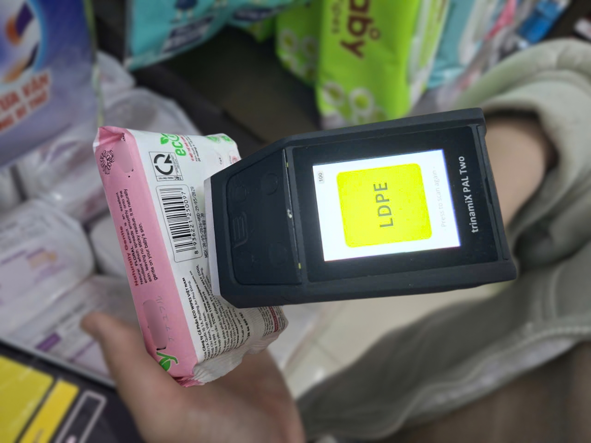 Máy quét cận hồng ngoại cầm tay phân loại rác bằng quang học. Ảnh: LoopNet Asia.