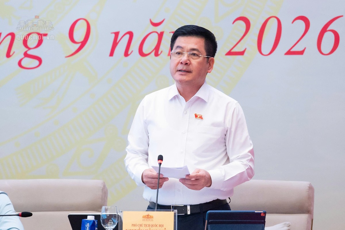 Phó Chủ tịch Quốc hội Nguyễn Hồng Diên đề nghị cần quy định cụ thể về tỷ lệ chi ngân sách nhà nước cho sự nghiệp môi trường; hoàn thiện cơ chế khuyến khích đầu tư, sản xuất kinh doanh xanh, phát triển kinh tế tuần hoàn và thị trường carbon.