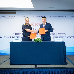 Ông Nguyễn Tuấn Quang, Cục trưởng Cục Biến đổi khí hậu, Bộ Nông nghiệp và Môi trường trao đổi Biên bản hợp tác với ông Âu Anh Tuấn, Phó Cục trưởng Cục Hải quan (Bộ Tài chính). Ảnh: Anh Tuấn