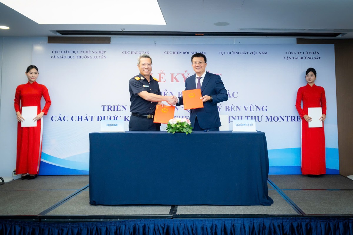Ông Nguyễn Tuấn Quang, Cục trưởng Cục Biến đổi khí hậu, Bộ Nông nghiệp và Môi trường trao đổi Biên bản hợp tác với ông Âu Anh Tuấn, Phó Cục trưởng Cục Hải quan (Bộ Tài chính). Ảnh: Anh Tuấn