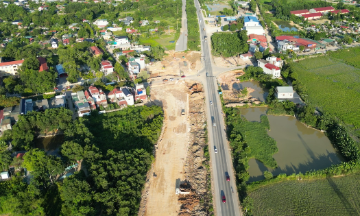 Dự án đường nối thành phố Thanh Hóa (cũ) với Cảng hàng không Thọ Xuân đang được đẩy nhanh tiến độ sau thời gian tạm dừng. Ảnh: Nguyễn Thuấn