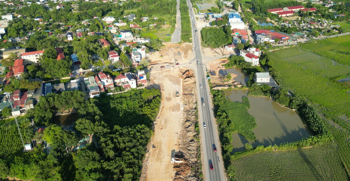 Dự án đường nối thành phố Thanh Hóa (cũ) với Cảng hàng không Thọ Xuân đang được đẩy nhanh tiến độ sau thời gian tạm dừng. Ảnh: Nguyễn Thuấn