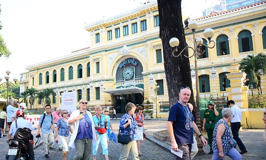 Foreign tourists visit Ho Chi Minh City. (Photo: UP)