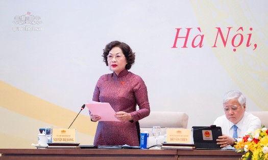 NA Vice Chairwoman Nguyen Thi Hong presides over a discussion session on September 28. (Photo: quochoi.vn)