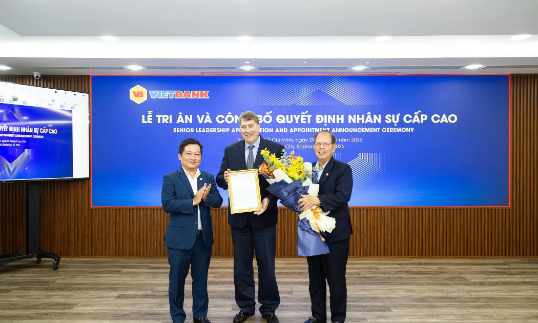Ông Dương Nhất Nguyên, Chủ tịch HĐQT Vietbank trao quyết định bổ nhiệm cho ông Chester Gorski - Ảnh: VBB.