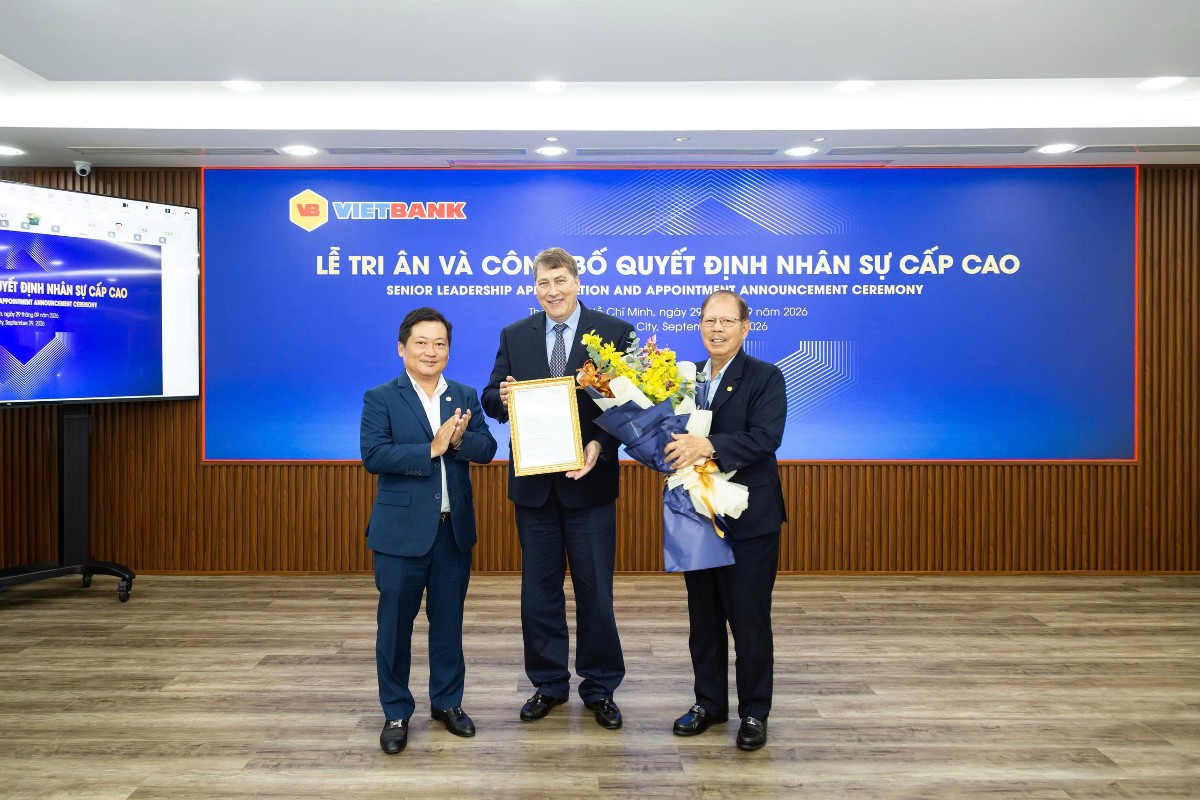 Ông Dương Nhất Nguyên, Chủ tịch HĐQT Vietbank trao quyết định bổ nhiệm cho ông Chester Gorski - Ảnh: VBB.