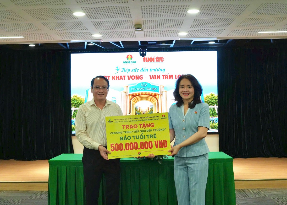 Bà Nguyễn Thị Hiền – Phó Tổng giám đốc PVCFC trao bảng tượng trưng tài trợ cho ông Nguyễn Hoàng Nguyên – Trưởng ban chỉ đạo chương trình “Tiếp sức đến trường”.