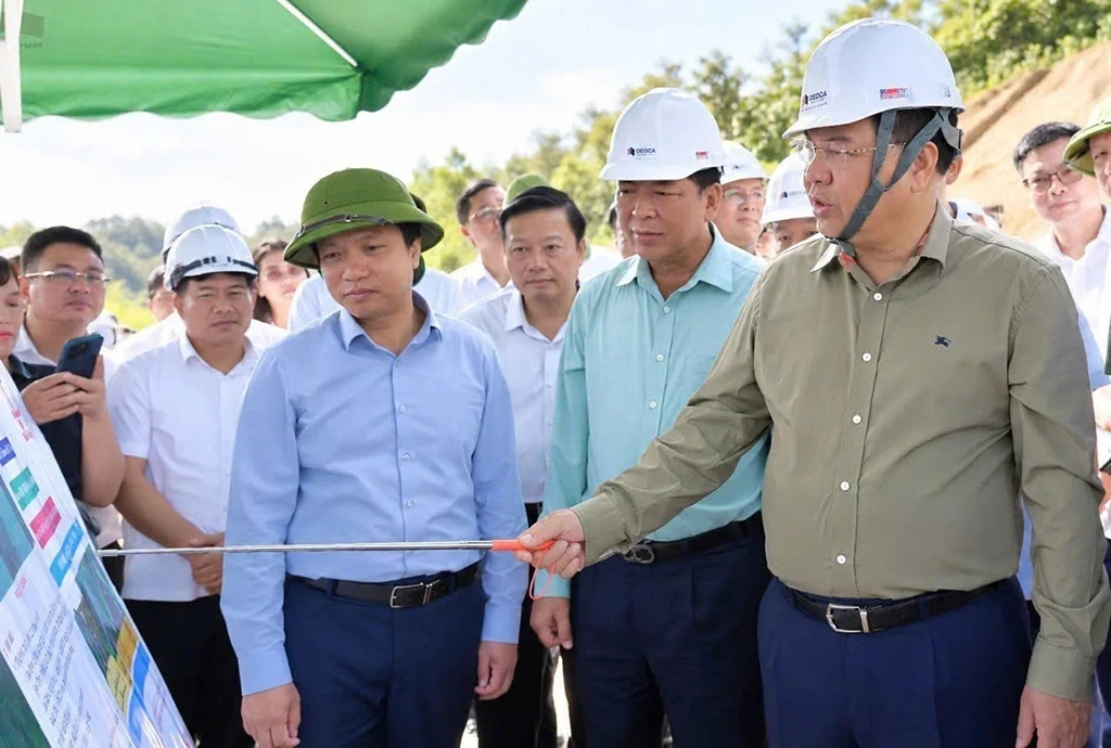 Phó Thủ tướng Phạm Gia Túc kiểm tra tại công trường thi công cao tốc Đồng Đăng - Trà Lĩnh. Ảnh: TTXVN