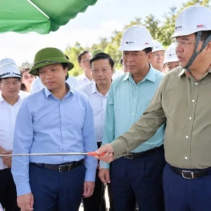 Phó Thủ tướng Phạm Gia Túc kiểm tra tại công trường thi công cao tốc Đồng Đăng - Trà Lĩnh. Ảnh: TTXVN