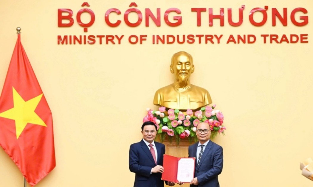 Bộ trưởng Bộ Công Thương Lê Mạnh Hùng trao Quyết định bổ nhiệm Thứ trưởng Bộ Công Thương cho đồng chí Lương Hoàng Thái. Ảnh: MOIT.