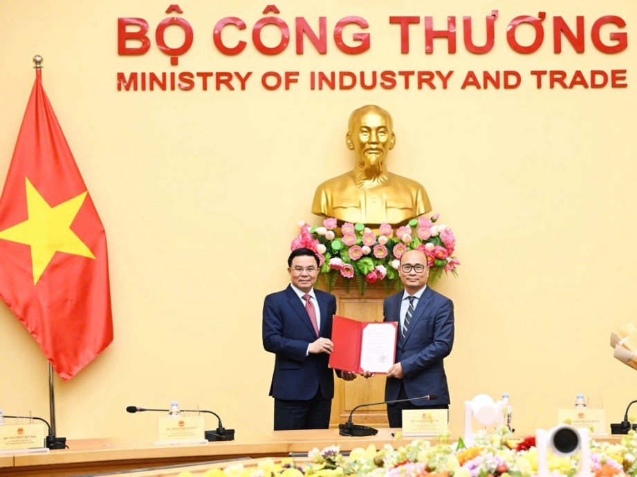 Bộ trưởng Bộ Công Thương Lê Mạnh Hùng trao Quyết định bổ nhiệm Thứ trưởng Bộ Công Thương cho đồng chí Lương Hoàng Thái. Ảnh: MOIT.