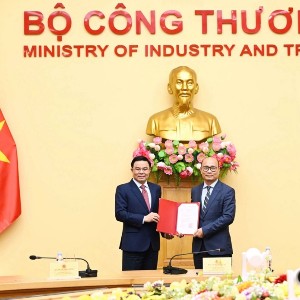 Bộ trưởng Bộ Công Thương Lê Mạnh Hùng trao Quyết định bổ nhiệm Thứ trưởng Bộ Công Thương cho đồng chí Lương Hoàng Thái. Ảnh: MOIT.