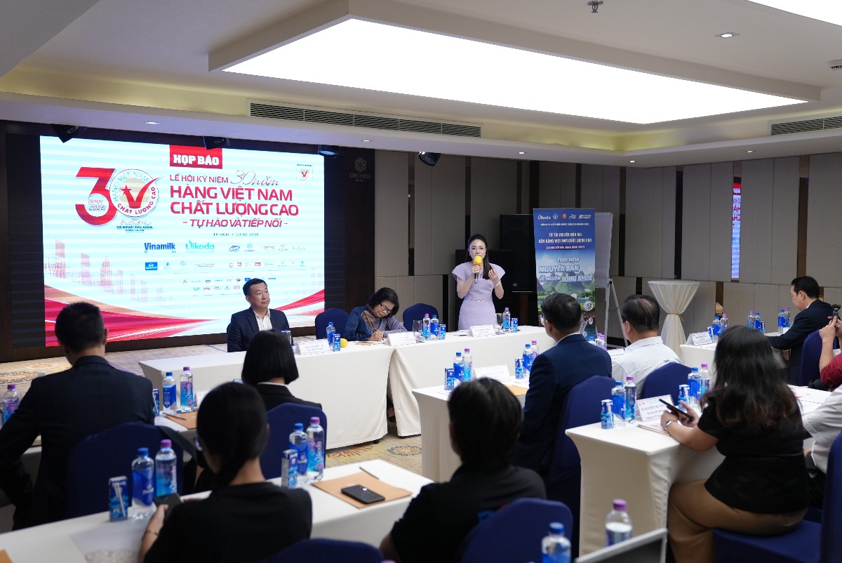 Các doanh nghiệp chia sẻ tại buổi họp báo - Ảnh: HVNCLC.