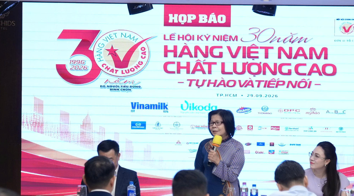 Bà Vũ Kim Hạnh, Chủ tịch Hiệp hội Doanh nghiệp Hàng Việt Nam Chất lượng cao, thông tin tại buổi họp - Ảnh: HVNCLC.