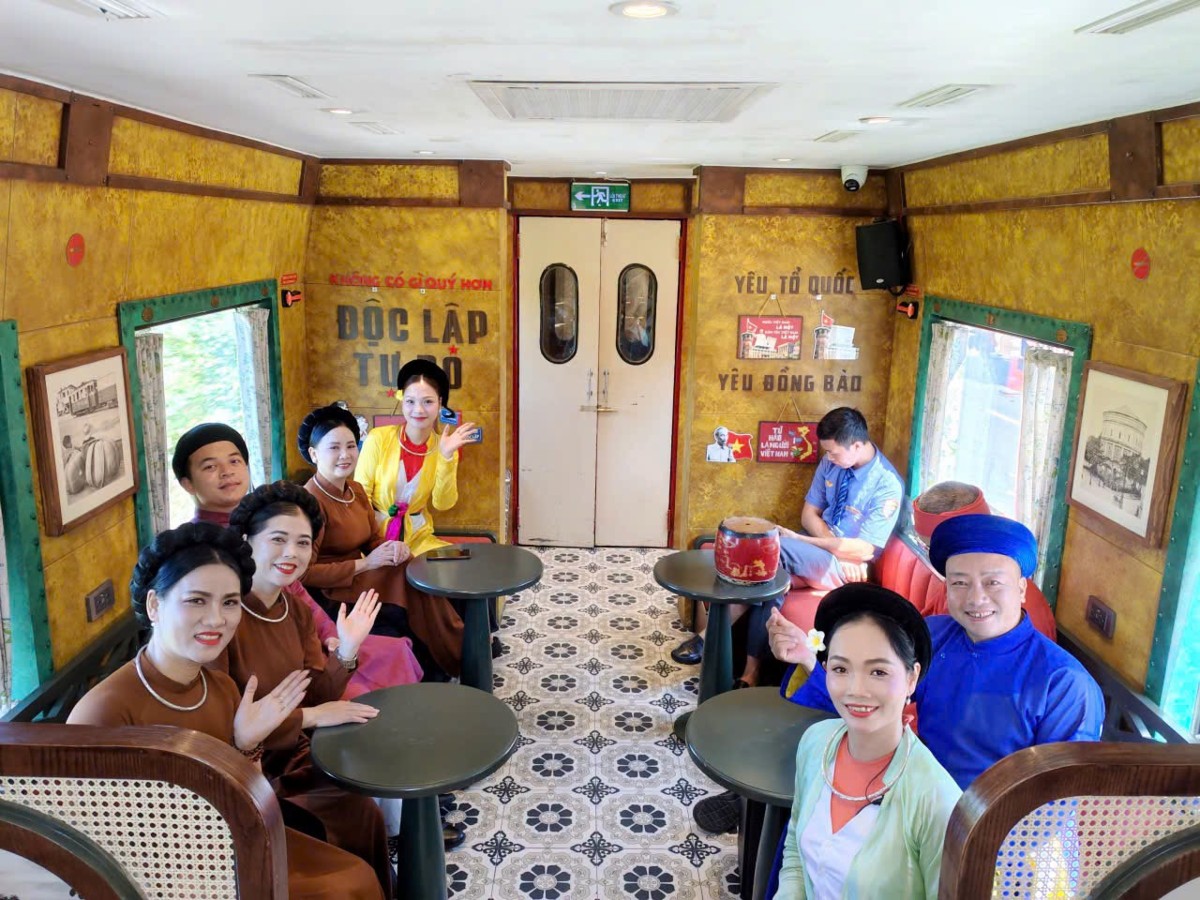 Chương trình thử nghiệm Tàu Cao cấp 6 sao, chuyên tuyến Hà Nội - Ninh Bình và ngược lại. Ảnh: Vi vu Ninh Bình