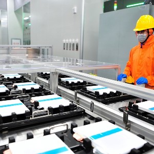Một công nhân giám sát các cell pin lithium trên dây chuyền sản xuất tại giai đoạn 2 mới được đưa vào vận hành của khu công nghiệp pin công suất 80 GWh thuộc CORNEX NEW ENERGY ở Nghi Xương, tỉnh Hồ Bắc, miền Trung Trung Quốc. Ảnh: VCG