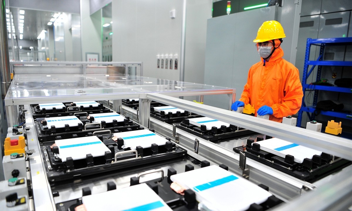 Một công nhân giám sát các cell pin lithium trên dây chuyền sản xuất tại giai đoạn 2 mới được đưa vào vận hành của khu công nghiệp pin công suất 80 GWh thuộc CORNEX NEW ENERGY ở Nghi Xương, tỉnh Hồ Bắc, miền Trung Trung Quốc. Ảnh: VCG