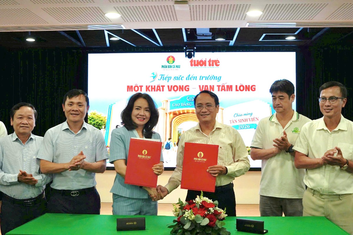 Đại diện Phân bón Cà Mau và Báo Tuổi Trẻ ký biên bản xác nhận tài trợ học bổng “Tiếp sức đến trường” năm 2026.