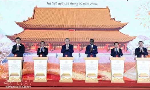 General Secretary of the Communist Party of Vietnam Central Committee and President To Lam (third, left) and officials launch the project on conservation, restoration and rehabilitation of Kinh Thien Palace on September 29. (Photo: VNA)