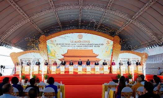 Tổng Bí thư, Chủ tịch nước Tô Lâm và các đại biểu thực hiện nghi thức khởi công Dự án đầu tư bảo quản, tu bổ, phục hồi Điện Kính Thiên. Ảnh: Hoàng thành Thăng Long
