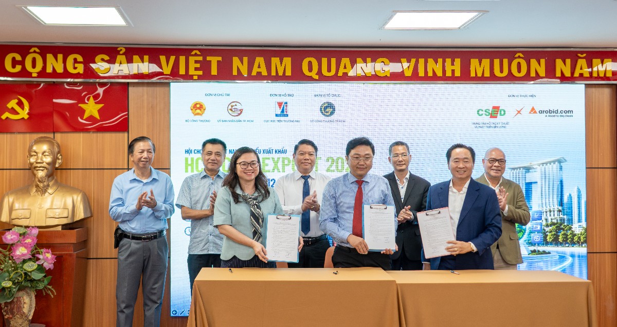 Đại diện Sở Công thương Thành phố và các đơn vị ký kết biên bản ghi nhớ trong phối hợp triển khai nền tảng triển lãm số. Ảnh: BTC.
