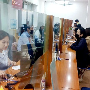 Giải quyết chế độ liên quan đến bảo hiểm xã hội cho người lao động. Ảnh: Thu Hằng.