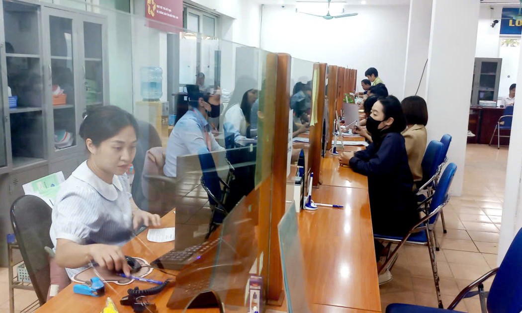 Giải quyết chế độ liên quan đến bảo hiểm xã hội cho người lao động. Ảnh: Thu Hằng.