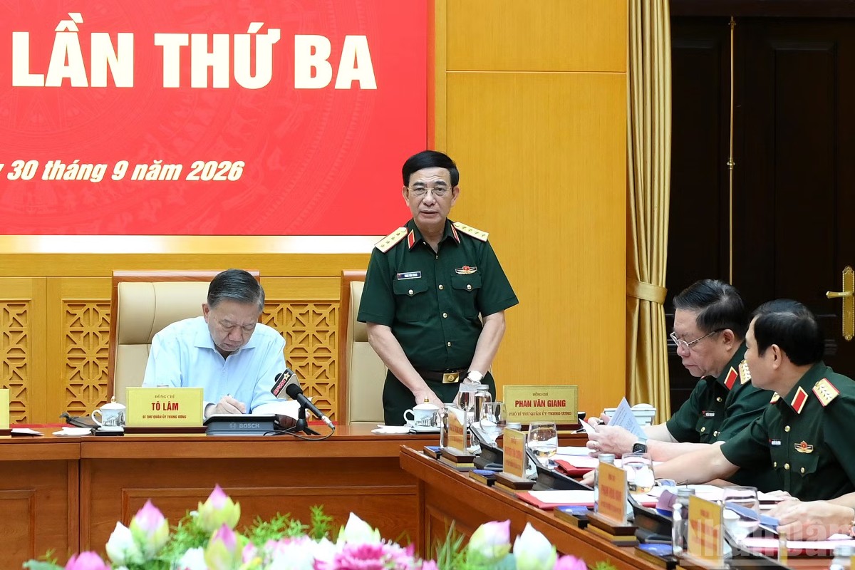 Đại tướng Phan Văn Giang, Ủy viên Bộ Chính trị, Phó Thủ tướng Chính phủ, Phó Bí thư Quân ủy Trung ương, Bộ trưởng Quốc phòng phát biểu tại hội nghị. Ảnh: Nhân Dân
