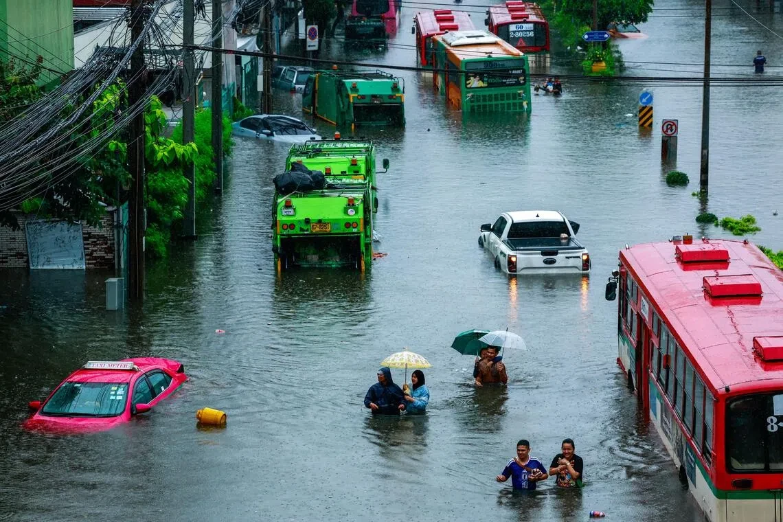 Hai sân bay Suvarnabhumi và Don Mueang ở Bangkok vẫn hoạt động, nhưng một số đường vào ngập, chuyến bay bị chậm và hành lý ùn ứ. Ảnh: Straits Times