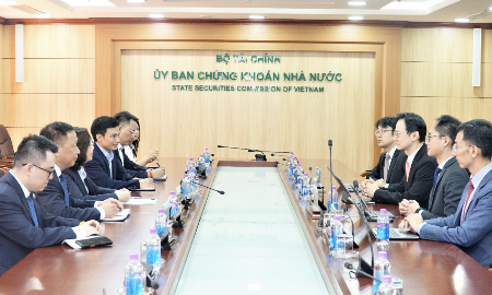 Chủ tịch Ủy ban Chứng khoán Nhà nước Vũ Thị Chân Phương đã có cuộc họp song phương với ông Lim Tuang Lee, Trợ lý Giám đốc điều hành, Khối Thị trường vốn, Cơ quan Quản lý Tiền tệ Singapore (MAS).