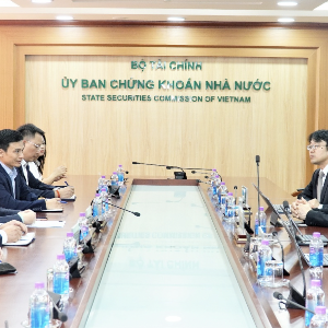 Chủ tịch Ủy ban Chứng khoán Nhà nước Vũ Thị Chân Phương đã có cuộc họp song phương với ông Lim Tuang Lee, Trợ lý Giám đốc điều hành, Khối Thị trường vốn, Cơ quan Quản lý Tiền tệ Singapore (MAS).