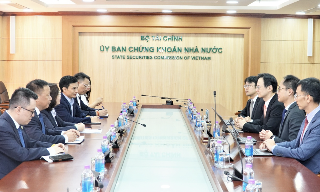 Chủ tịch Ủy ban Chứng khoán Nhà nước Vũ Thị Chân Phương đã có cuộc họp song phương với ông Lim Tuang Lee, Trợ lý Giám đốc điều hành, Khối Thị trường vốn, Cơ quan Quản lý Tiền tệ Singapore (MAS).