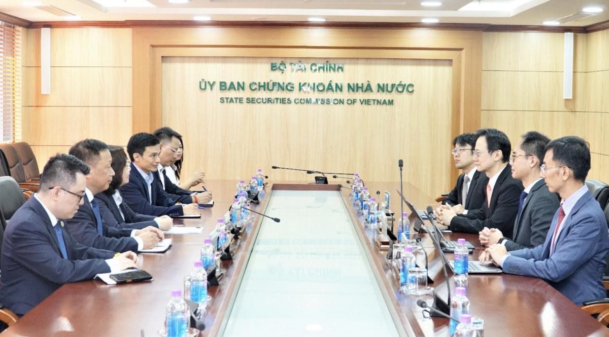 Chủ tịch Ủy ban Chứng khoán Nhà nước Vũ Thị Chân Phương đã có cuộc họp song phương với ông Lim Tuang Lee, Trợ lý Giám đốc điều hành, Khối Thị trường vốn, Cơ quan Quản lý Tiền tệ Singapore (MAS).