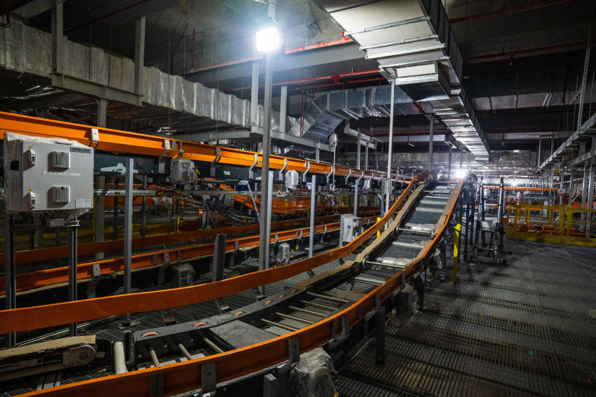 Hệ thống xử lý hành lý tự động BHS đang được lắp đặt trên 3 tầng, với chiều dài hơn 8 km trong giai đoạn 1. Đến tháng 9/2026, khối lượng thi công đạt khoảng 60%. Ảnh: Trung Hiếu.